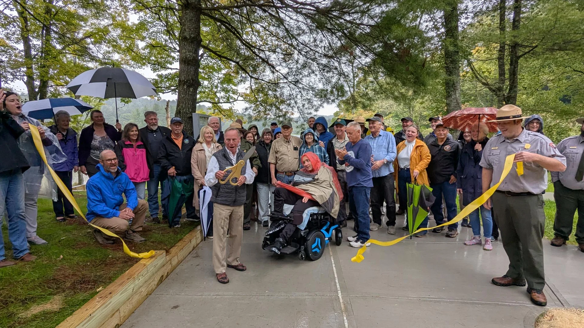 Blowing Rock Mayor Charlie Sellers cutting ribbon