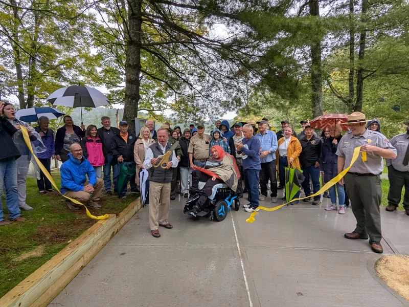 Blowing Rock Mayor Charlie Sellers cutting ribbon